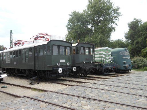 Vasúttörténeti Park, Eisenbahnmuseum, Budapest, Ungarn, Elektro– und Diesellokomotiven