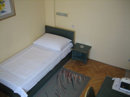 Hotel Bara, Budapest, Ungarn, Bett, Nachtisch, Parkettfußboden