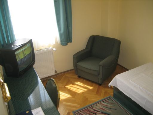 Hotel Bara, Budapest, Ungarn, Bett, Fernseher, Tisch, Sessel, Fenster