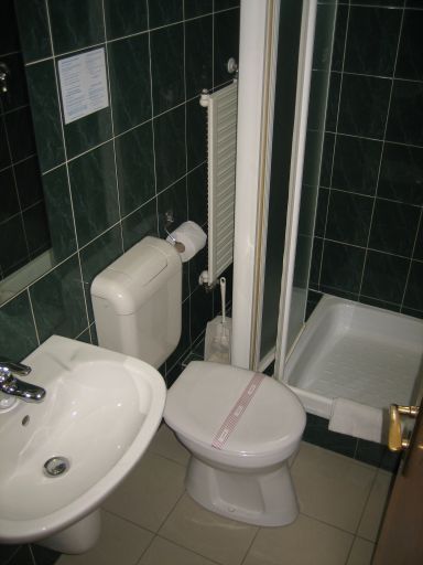 Hotel Bara, Budapest, Ungarn, Bad mit Waschbecken, WC und Dusche
