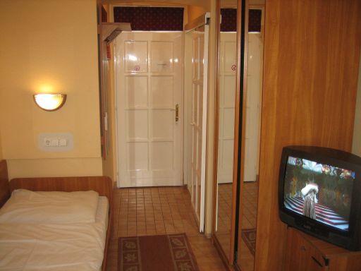 Hotel Császár, Budapest, Ungarn, Zimmer 219 mit Einzelbett, Eingangstür, Tür zum Bad, Schrank mit Spiegel, Fernseher