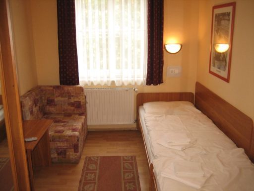 Hotel Császár, Budapest, Ungarn, Zimmer 219 mit Einzelbett, Fenster, kleinem Tisch und Sitzmöbel