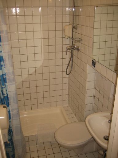 Hotel Császár, Budapest, Ungarn, Bad mit Duschwanne, WC und kleinem Waschbecken