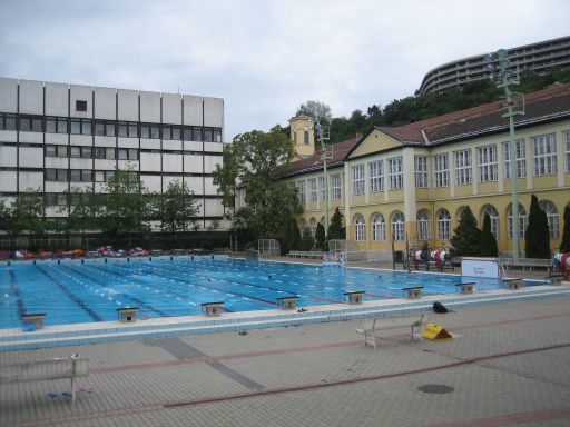 Hotel Császár, Budapest, Ungarn, Schwimmbad im Hintergrund das Hotel