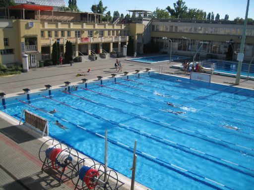 Hotel Császár, Budapest, Ungarn, Schwimmbad im Hintergrund das Hotel