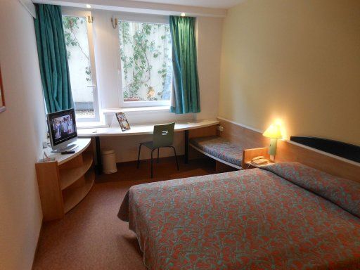 Ibis Budapest City, Budapest, Ungarn, Zimmer 111 mit großem Bett, Flachbildfernseher, Fenster, Tisch, Stuhl und Kofferablage