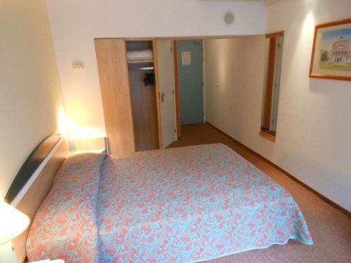 Ibis Budapest City, Budapest, Ungarn, Zimmer 111 mit Wandschrank, Klimaanlage, Tür zum Bad, Wandspiegel und Eingangstür