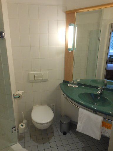 Ibis Budapest City, Budapest, Ungarn, Bad mit WC und Eckwaschtisch