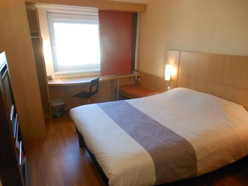 ibis Gyor, Győr, Ungarn, Zimmer 408 mit großem Bett, dreiteiliger Gardine, Tisch und Stuhl