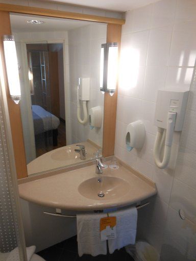 ibis Gyor, Győr, Ungarn, Bad mit Eckwaschtisch