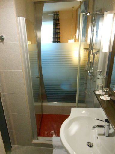 Soho Boutique Hotel, Bad mit Dusche und Blick ins Zimmer und Waschbecken