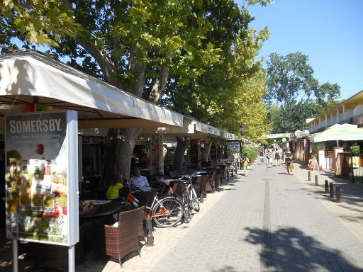 Mietwagen Rundreise, Ungarn, Siófok Fußgängerzone mit Cafés und Restaurants