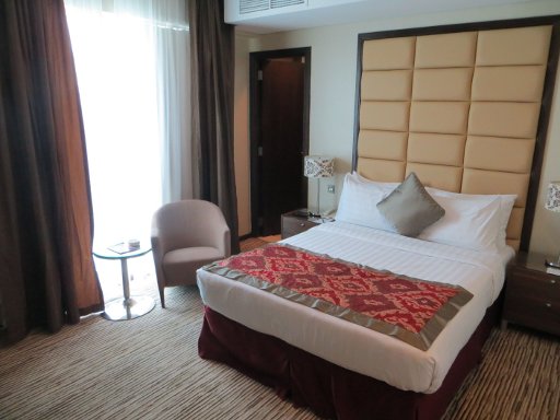 Al Hamra Hotel, Sharjah, Vereinigte Arabische Emirate, Zimmer 907 mit Doppelbett, Sessel, Fenster und Tür zum Bad