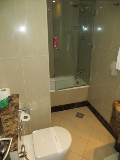 Al Hamra Hotel, Sharjah, Vereinigte Arabische Emirate, Vereinigte Arabische Emirate, Bad mit WC und Badewanne / Dusche