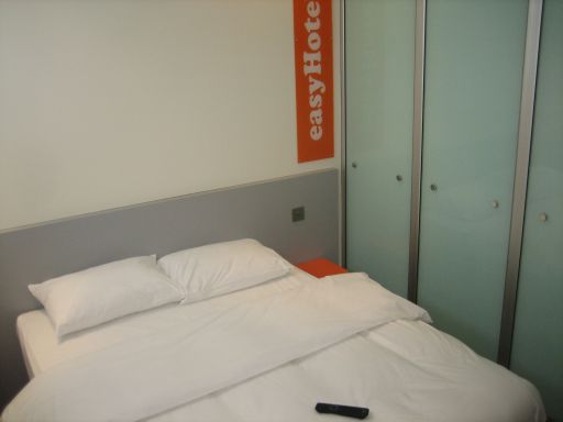 easyhotel Dubai Jebel Ali, Vereinigte Arabische Emirate, Zimmer 6.26 Doppelbett