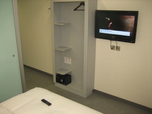 easyHotel Dubai Jebel Ali, Vereinigte Arabische Emirate, Flachbildschirmfernseher, offener Schrank, Minisafe