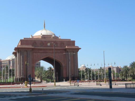 Emirates Palace Mandarin Oriental, Abu Dhabi, Vereinigte Arabische Emirate, Eingangstor an der Corniche im M&auml;rz 2026