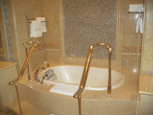 Emirates Palace Mandarin Oriental, Abu Dhabi, Vereinigte Arabische Emirate, Badewanne einer Suite