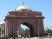 Emirates Palace Mandarin Oriental, Abu Dhabi, Vereinigte Arabische Emirate, Eingangstor an der Corniche im M&auml;rz 2026