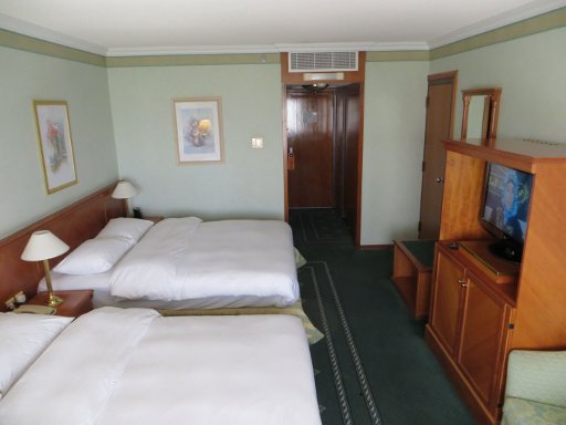 Hilton Ras Al Khaimah Hotel, Ras Al Khaimah, Vereinigte Arabische Emirate, Zimmer 429 mit Sessel, Fernseher, Kühlschrank, Kofferablage, Wandschrank, Trennwand zum Bad und Eingangstür