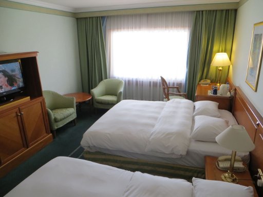 Hilton Ras Al Khaimah Hotel, Ras Al Khaimah, Vereinigte Arabische Emirate, Zimmer 429 mit zwei Sessel, Tisch, Fenster, Stuhl und Schreibtisch