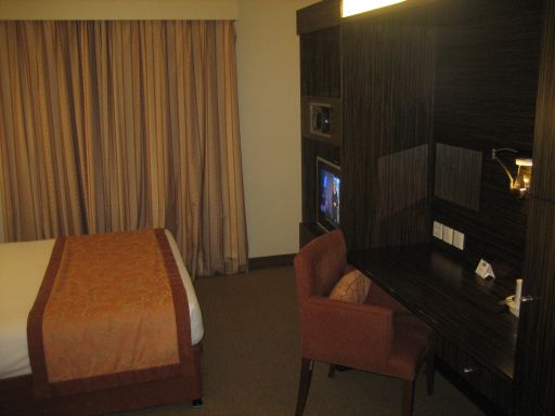 Holiday Inn Express Dubai Internet City, Dubai, Vereinigte Arabische Emirate, Zimmer 125 mit Fernseher, Kühlschrank, Minisafe, kleinem Tisch und Stuhl