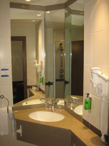 Holiday Inn Express Dubai Internet City, Dubai, Vereinigte Arabische Emirate, Bad mit Waschtisch und großem Spiegel
