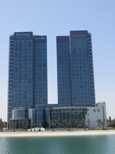 Ibis Abu Dhabi Gate, Abu Dhabi, Vereinigte Arabische Emirate, Außenansicht vom Novotel und ibis