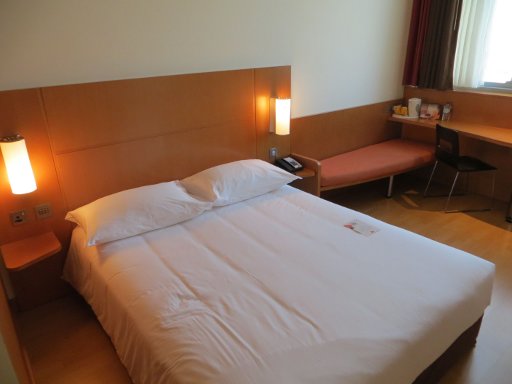 Ibis Abu Dhabi Gate, Abu Dhabi, Vereinigte Arabische Emirate, Zimmer 1422 mit Queensize Bett, Sitzbank, Kofferablage, Tisch, Stuhl, Wasserkocher und Fenster