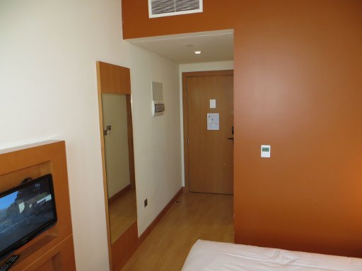 Ibis Abu Dhabi Gate, Abu Dhabi, Vereinigte Arabische Emirate, Zimmer 1422 mit Wandspiegel, Eingangstür und Trennwand zum Bad