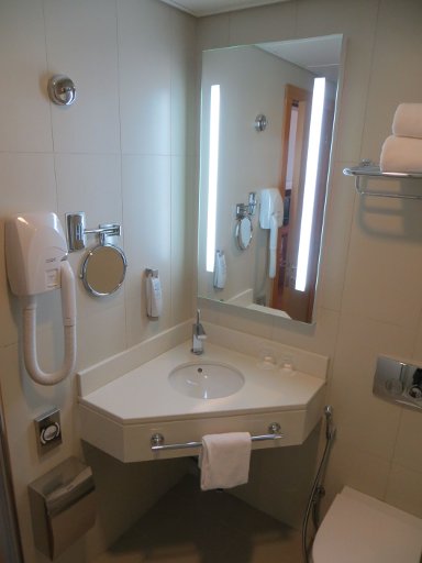 Ibis Abu Dhabi Gate, Abu Dhabi, Vereinigte Arabische Emirate, Bad mit Waschtisch und WC