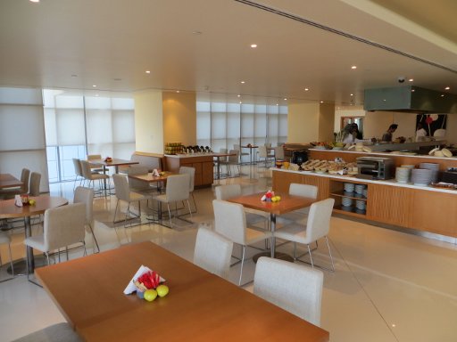 Ibis Abu Dhabi Gate, Abu Dhabi, Vereinigte Arabische Emirate, moderner und gemütlicher Raum mit umfangreichem Frühstücksbuffet