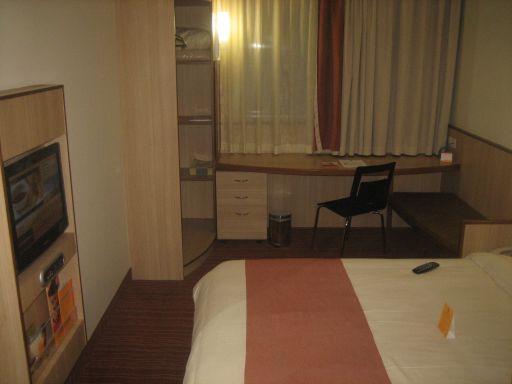 ibis Al Barsha, Dubai, Vereinigte Arabische Emirate, Queensize Bett, Flachbildschirmfernseher, Tisch, Stuhl, Fenster