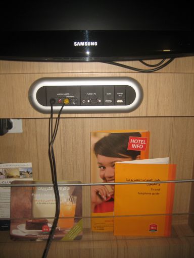 ibis Al Barsha, Dubai, Vereinigte Arabische Emirate, Samsung Flachbild Fernseher mit Audio Video, Audio PC, HDMI und USB Power 5 Volt Anschlüssen
