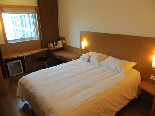 ibis Fujairah, Fujairah, Vereinigte Arabische Emirate, Zimmer 1329 mit Doppelbett, Sitzbank, Kofferablage, Tisch, Stuhl, Wasserkocher und Fenster