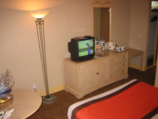 Novotel Abu Dhabi, Vereinigte Arabische Emirate, Standardzimmer mit Fernseher, Spiegel, Kofferablage, Schrank, Obstkorb