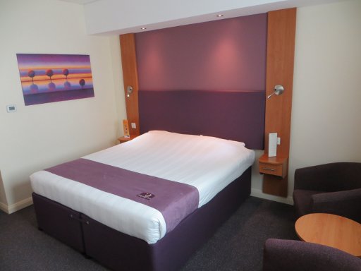 Premier Inn Dubai Silicon Oasis, Dubai, Vereinigte Arabische Emirate, Zimmer 549 mit Queensize Bett, zwei Sessel und Tisch