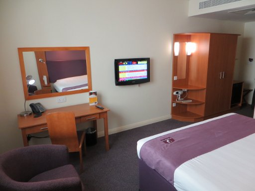 Premier Inn Dubai Silicon Oasis, Dubai, Vereinigte Arabische Emirate, Zimmer 549 mit Schreibtisch, Spiegel, Flachbildfernseher und Schrank