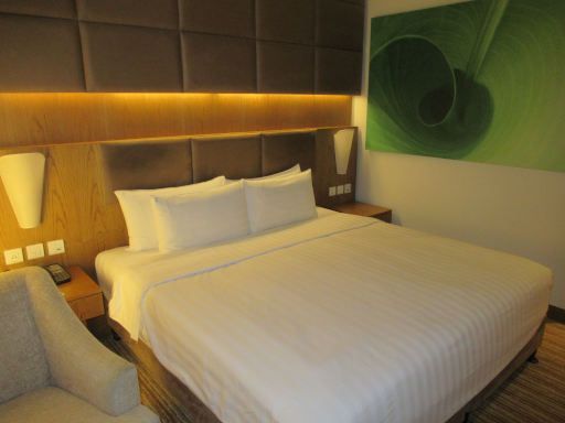 Traders Hotel &ndash; Qaryat Al Beri, Abu Dhabi, Vereinigte Arabische Emirate, Zimmer 311, Sessel und Doppelbett