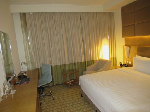 Traders Hotel &ndash; Qaryat Al Beri, Abu Dhabi, Vereinigte Arabische Emirate, Schreibtisch, K&uuml;hlschrank, Wasserkocher, Fernseher, Fenster und Sessel mit Tisch