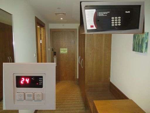 Traders Hotel &ndash; Qaryat Al Beri, Abu Dhabi, Vereinigte Arabische Emirate, Flur mit Raumtemperaturegler, Wandspiegel, Kofferablage, Schrank mit Minisafe und T&uuml;r zum Bad