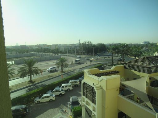 Traders Hotel &ndash; Qaryat Al Beri, Abu Dhabi, Vereinigte Arabische Emirate, Ausblick auf die Stra&szlig;e und Hotelparkplatz