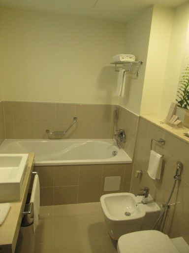Traders Hotel &ndash; Qaryat Al Beri, Abu Dhabi, Vereinigte Arabische Emirate, Badezimmer, Waschtisch, Badewanne, WD und WC