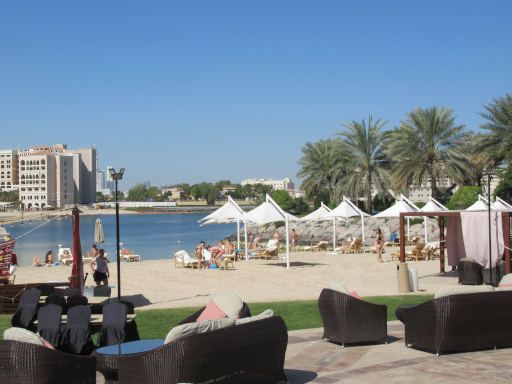 Traders Hotel &ndash; Qaryat Al Beri, Abu Dhabi, Vereinigte Arabische Emirate, Strand mit massiven Sonnenschirmen und Liegen