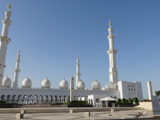 Scheich Zayed Moschee, Abu Dhabi, Vereinigte Arabische Emirate, Moscheeplatz mit vier Minaretten