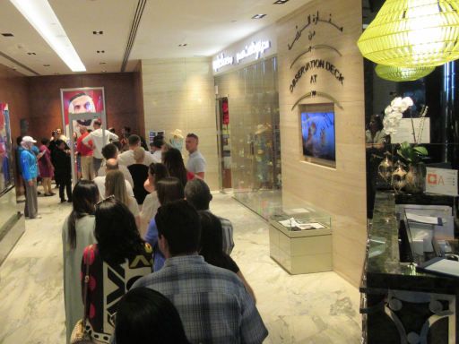 Conrad® Abu Dhabi Etihad Towers Observation Deck at 300, Abu Dhabi, Vereinigte Arabische Emirate, Eintrittskarten, Warteschlange und Sicherheitskontrolle