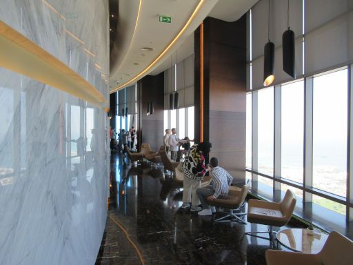 Conrad® Abu Dhabi Etihad Towers Observation Deck at 300, Abu Dhabi, Vereinigte Arabische Emirate, Aussichtsdeck mit Sitzgelegenheiten