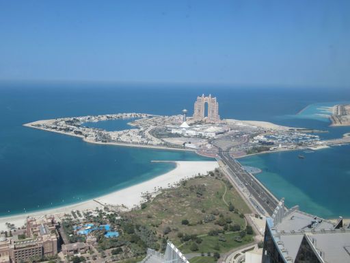 Conrad® Abu Dhabi Etihad Towers Observation Deck at 300, Abu Dhabi, Vereinigte Arabische Emirate, Ausblick zum Rixos Hotel, Marina Mall und Heritage Village