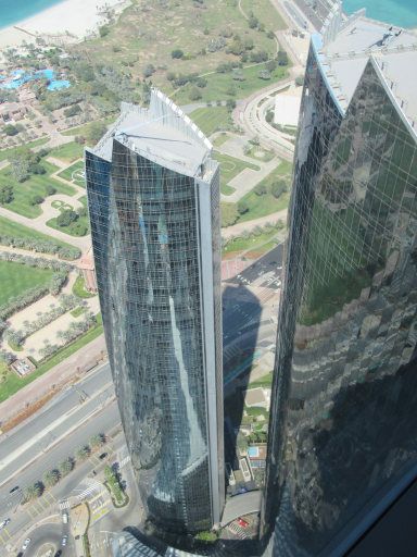 Conrad® Abu Dhabi Etihad Towers Observation Deck at 300, Abu Dhabi, Vereinigte Arabische Emirate, Blick zum Boden