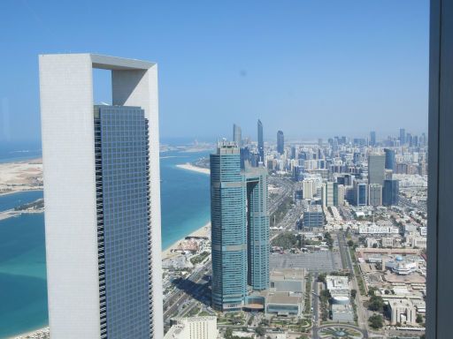 Conrad® Abu Dhabi Etihad Towers Observation Deck at 300, Abu Dhabi, Vereinigte Arabische Emirate, Blick zum Zentrum / Corniche